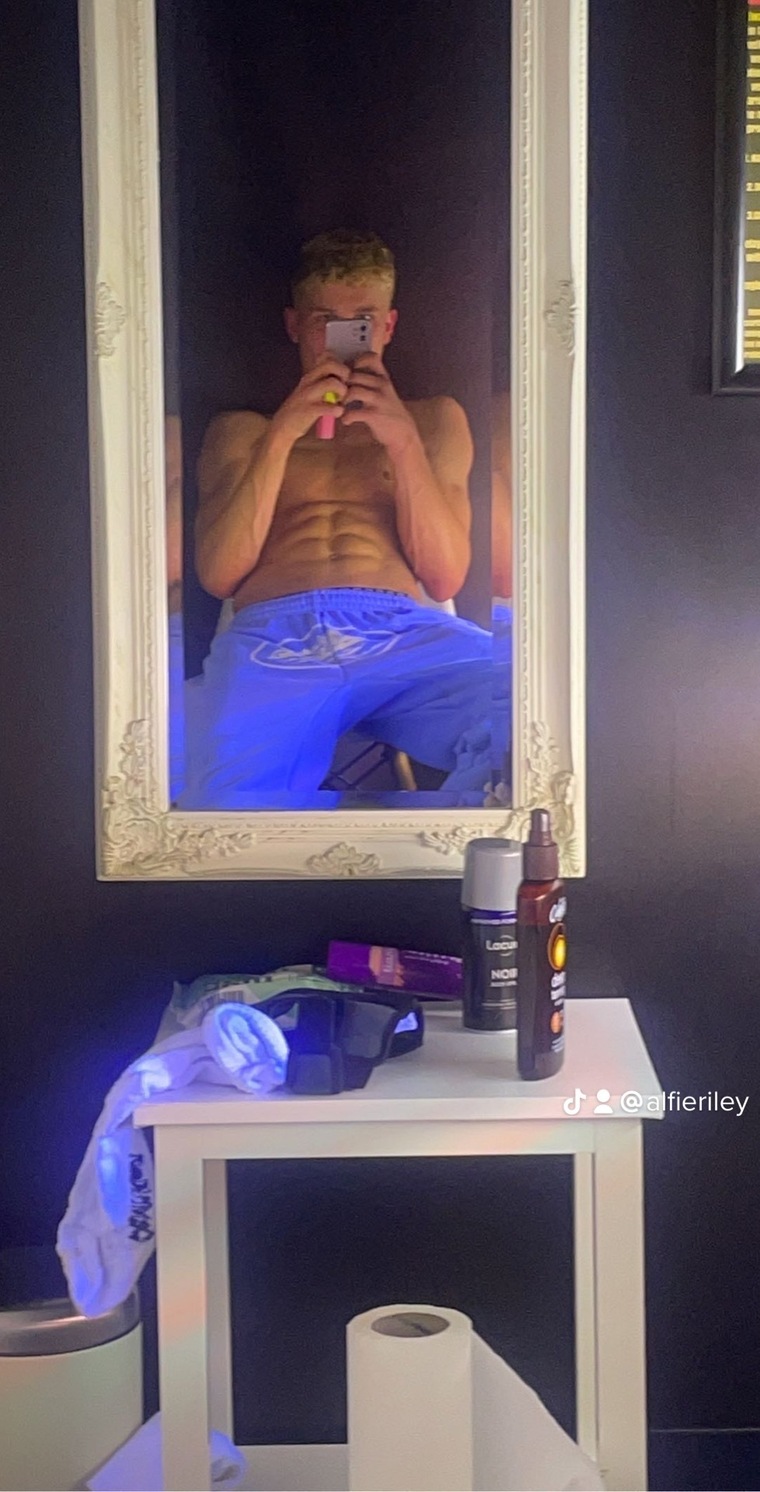 Blondestud6969